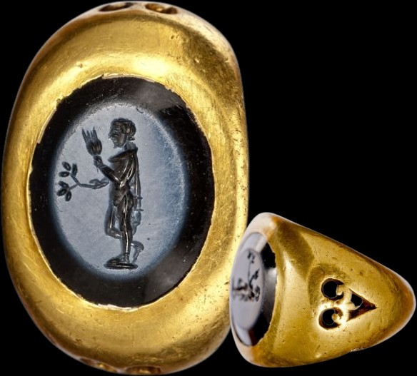 bague de type 2d, en or avec intaille en nicolo, découverte à Lyon (IIIè siècle).