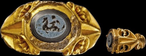 bague de type 3f, en or, avec intaille en nicolo, trouvée à Lyon (bague IIIè, intaille Ier ou IIe siècle).