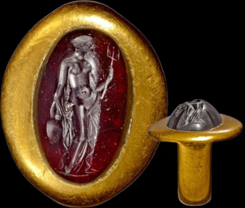 bague de type 1c, en or, à anneau en étrier et large chaton ovale, plat et épais, serti d'une intaille allongée et fortement convexe. (fin IIIè début IIè avnè)