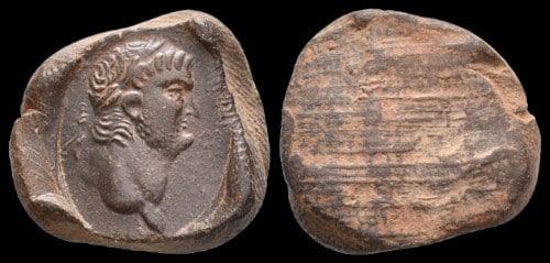 ici empreinte en argile d'une intaille figurant Néron dans un style peu orthodoxe, 19mm
