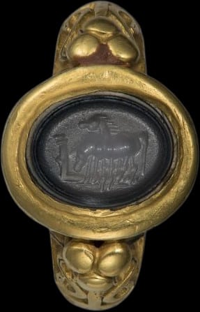 Bague de type 4c, en or (VIIè siècle) avec une intaille antique en nicolo