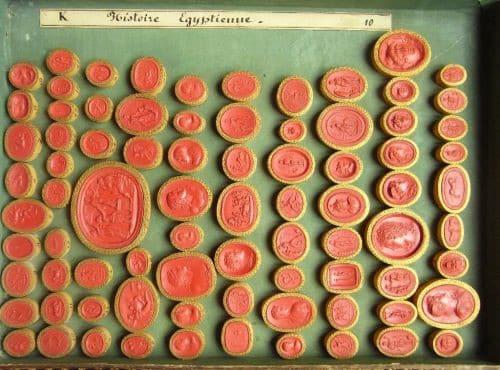 Plateau K avec 81 moulages, d'une boîte de 1540 moulages en soufre rouge, fabriqués à Rome par Christian Dehn vers 1760.