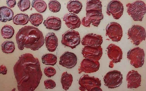 Empreintes modernes en cire rouge sur carton de 36 intailles dont la plupart semble antique, 18,1x12,4cm