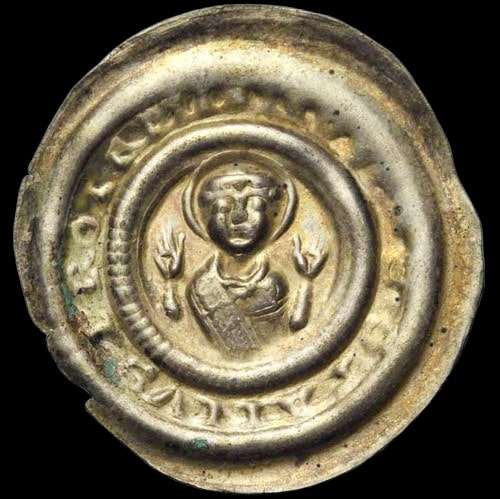 Bractéate d'argent frappé à Halberstadt, buste nimbé de saint Etienne les mains levées